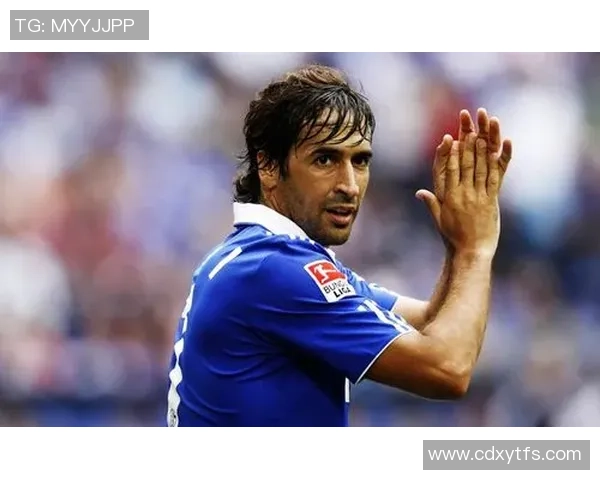 足球明星日常生活高清壁纸分享展现他们真实的一面与球场风采 足球明星日常生活高清壁纸分享展现他们真实的一面与球场风采